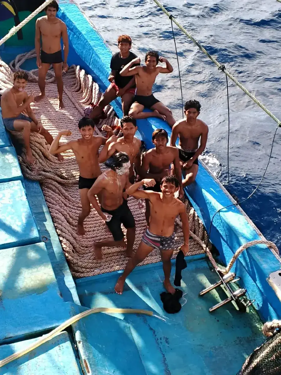 หนุ่มหาปลากับชีวิตบนเรือ