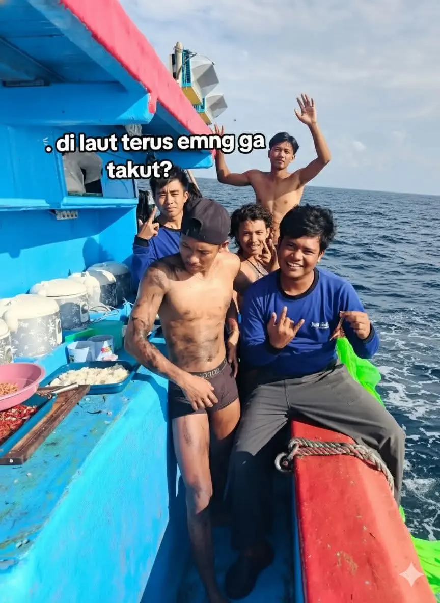 หนุ่มหาปลากับชีวิตบนเรือ