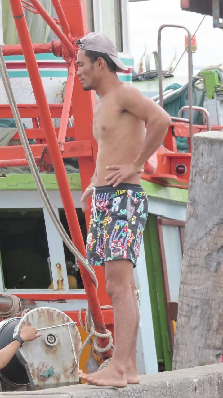 หนุ่มหาปลากับชีวิตบนเรือ