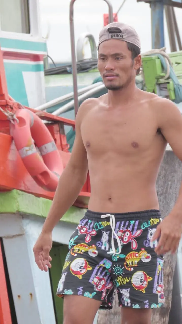 หนุ่มหาปลากับชีวิตบนเรือ