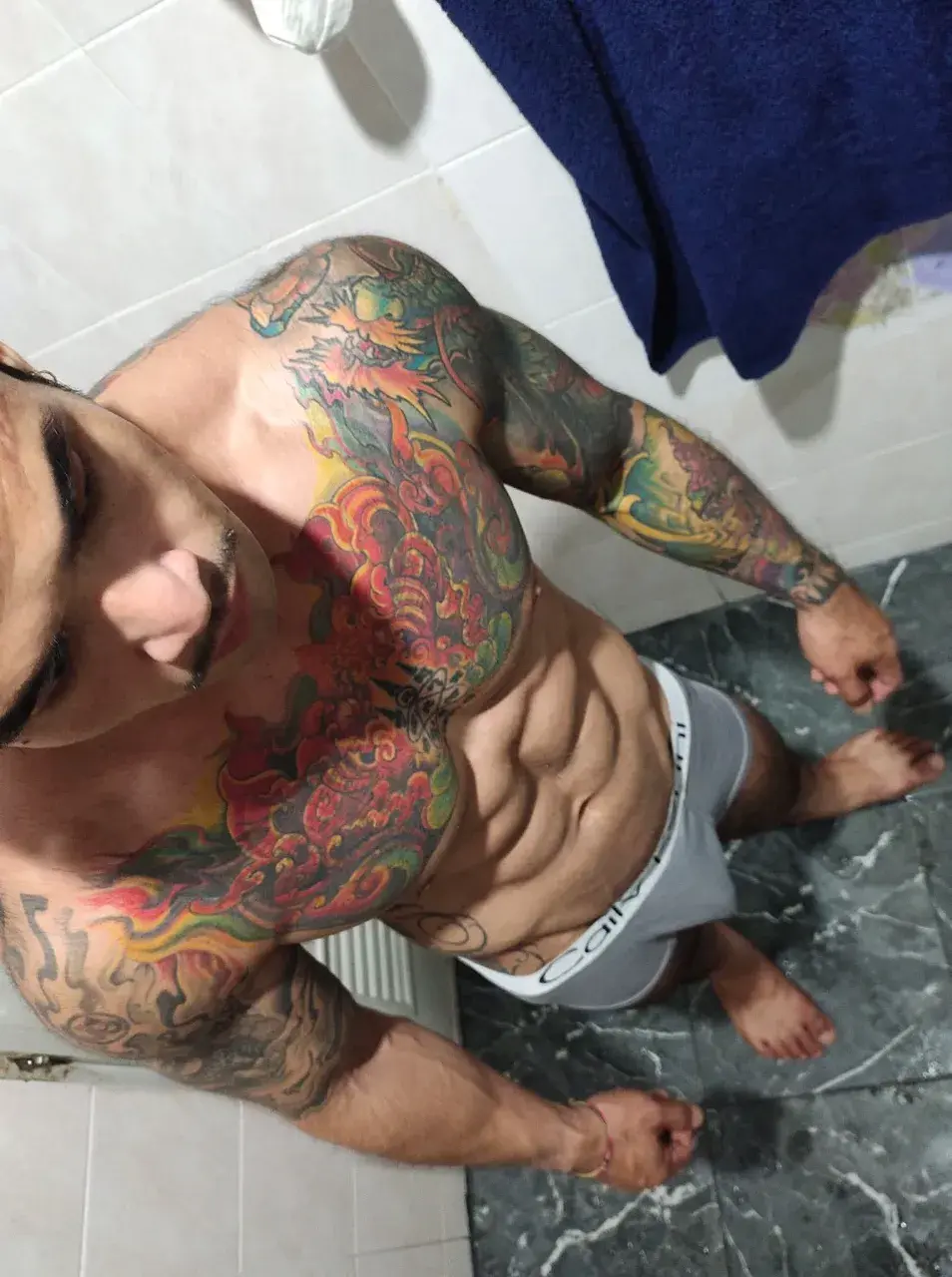 หนุ่มหล่อกับรอยสักอันสวยงาม