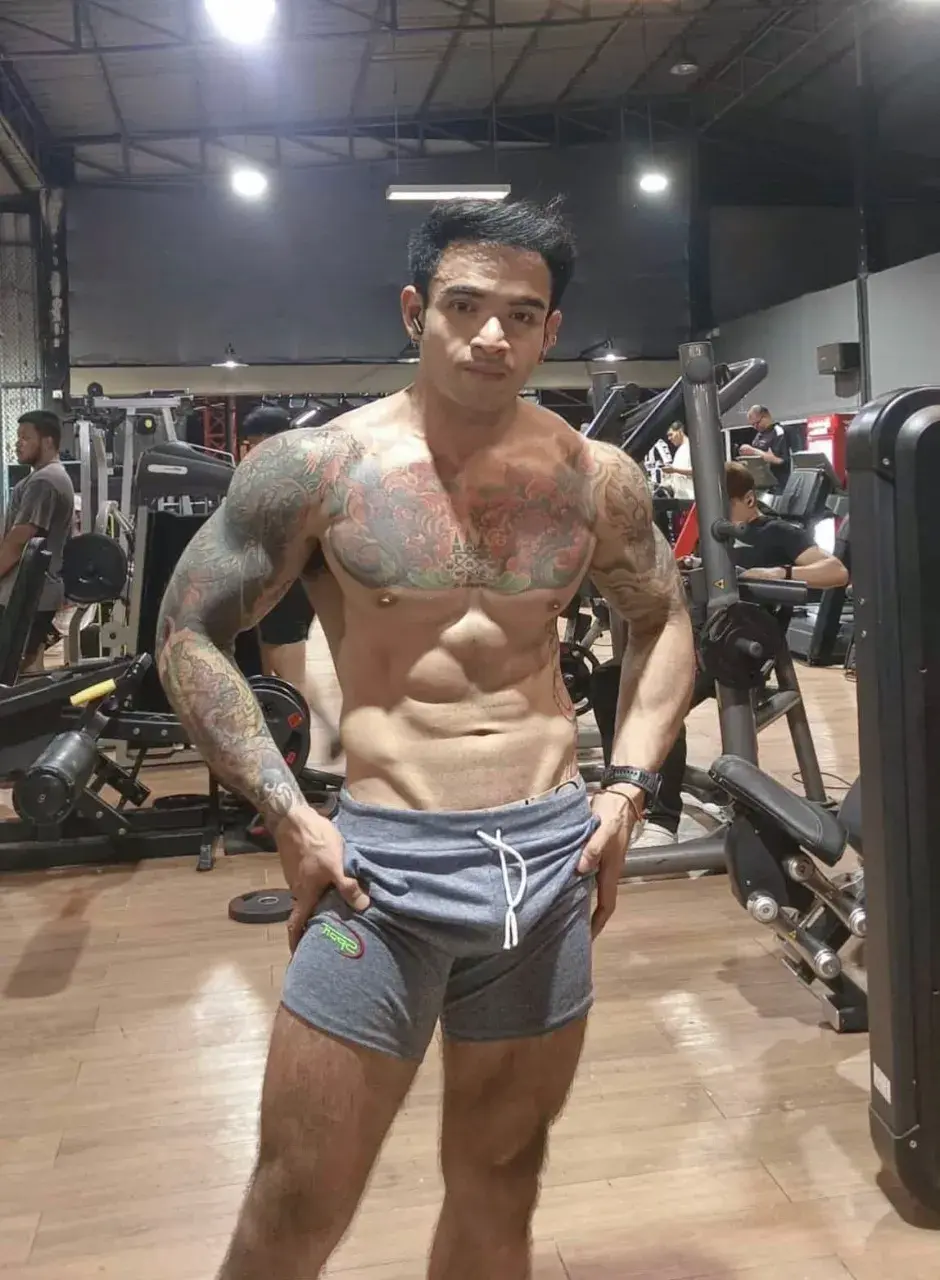 หนุ่มหล่อกับรอยสักอันสวยงาม