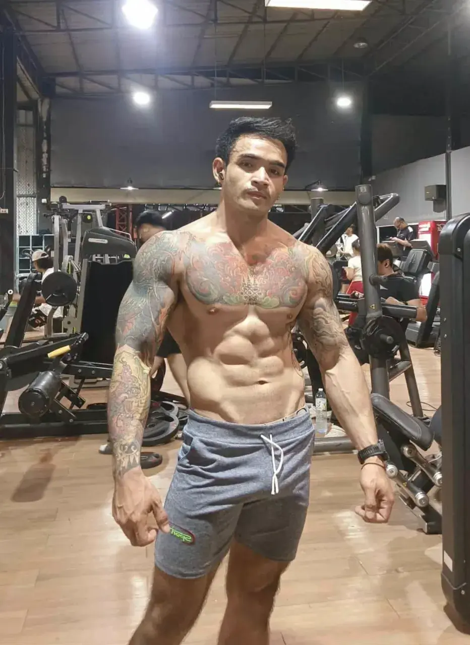 หนุ่มหล่อกับรอยสักอันสวยงาม
