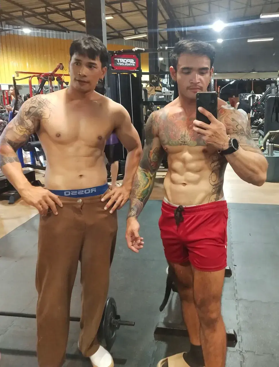 หนุ่มหล่อกับรอยสักอันสวยงาม