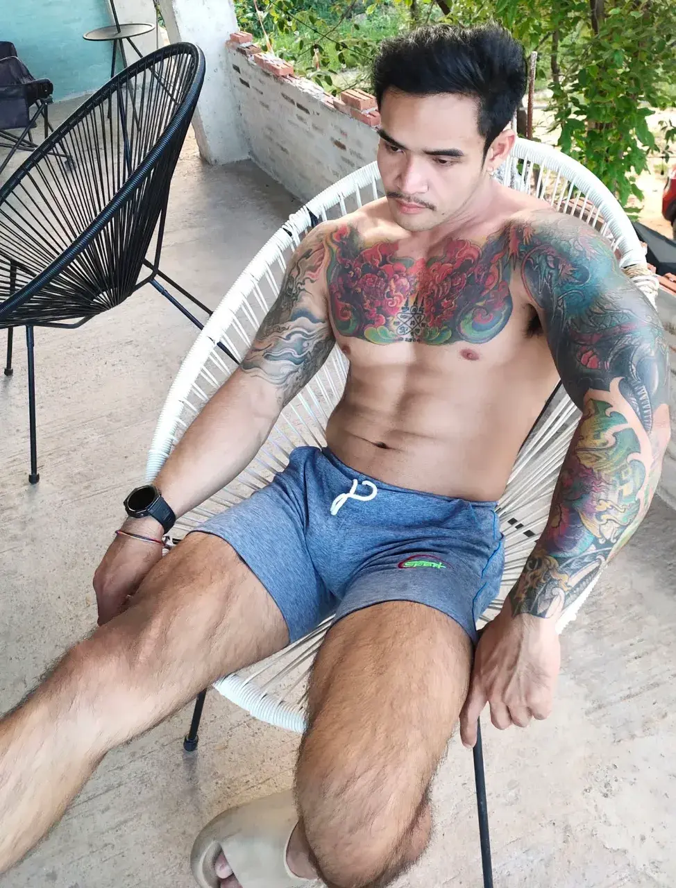 หนุ่มหล่อกับรอยสักอันสวยงาม