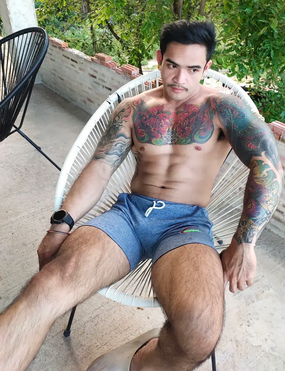 หนุ่มหล่อกับรอยสักอันสวยงาม
