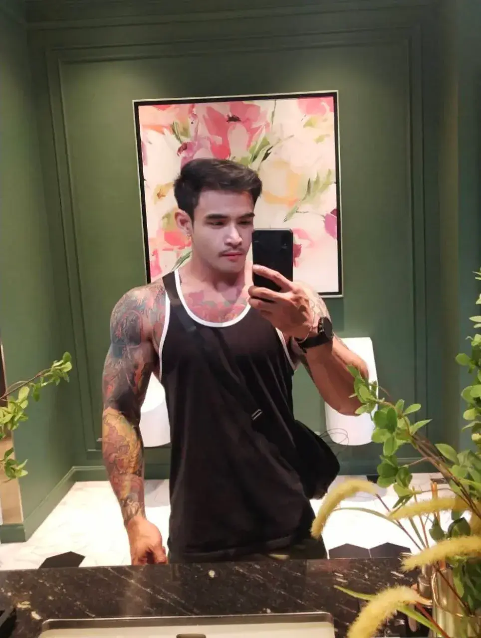 หนุ่มหล่อกับรอยสักอันสวยงาม