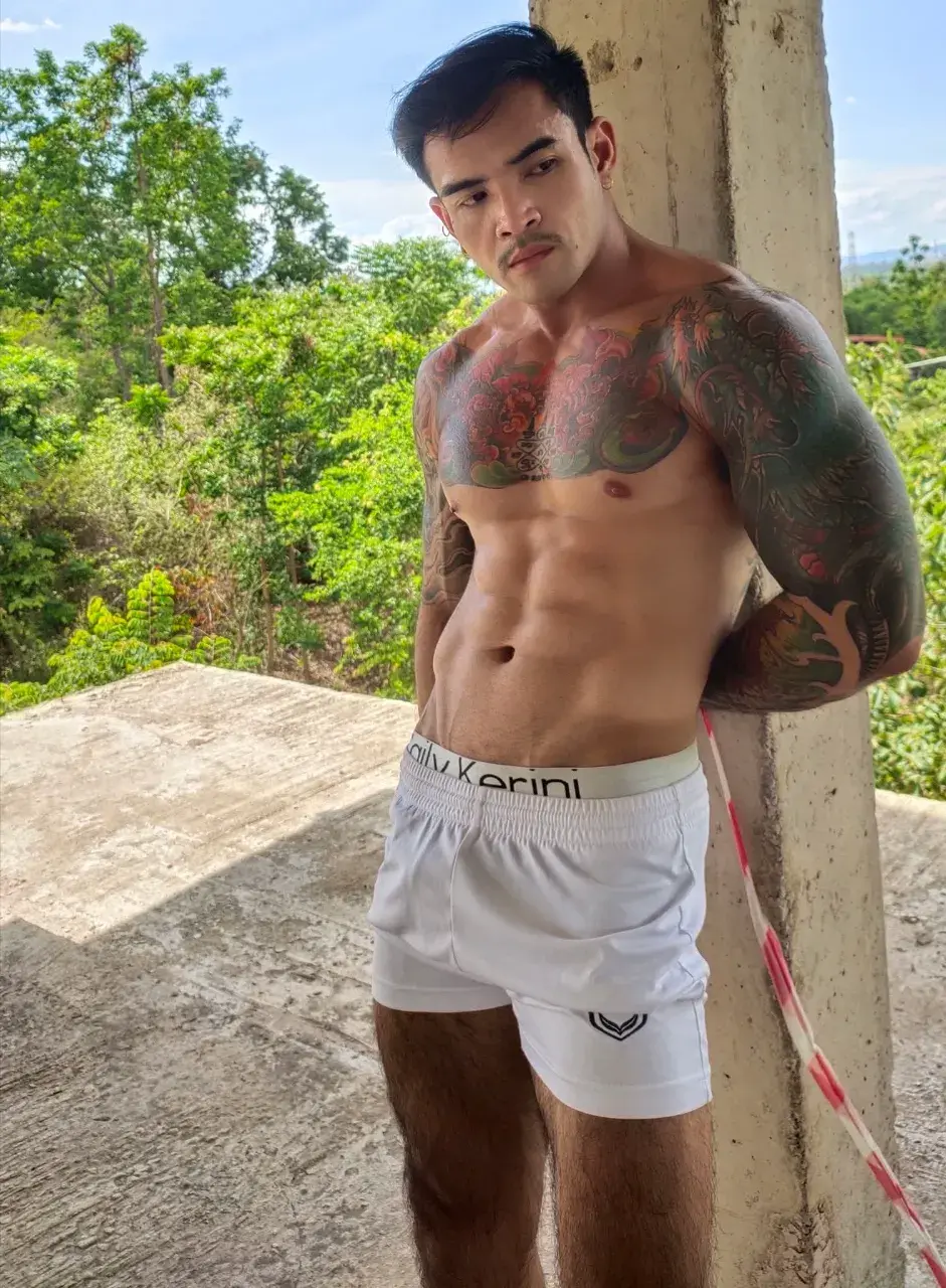 หนุ่มหล่อกับรอยสักอันสวยงาม