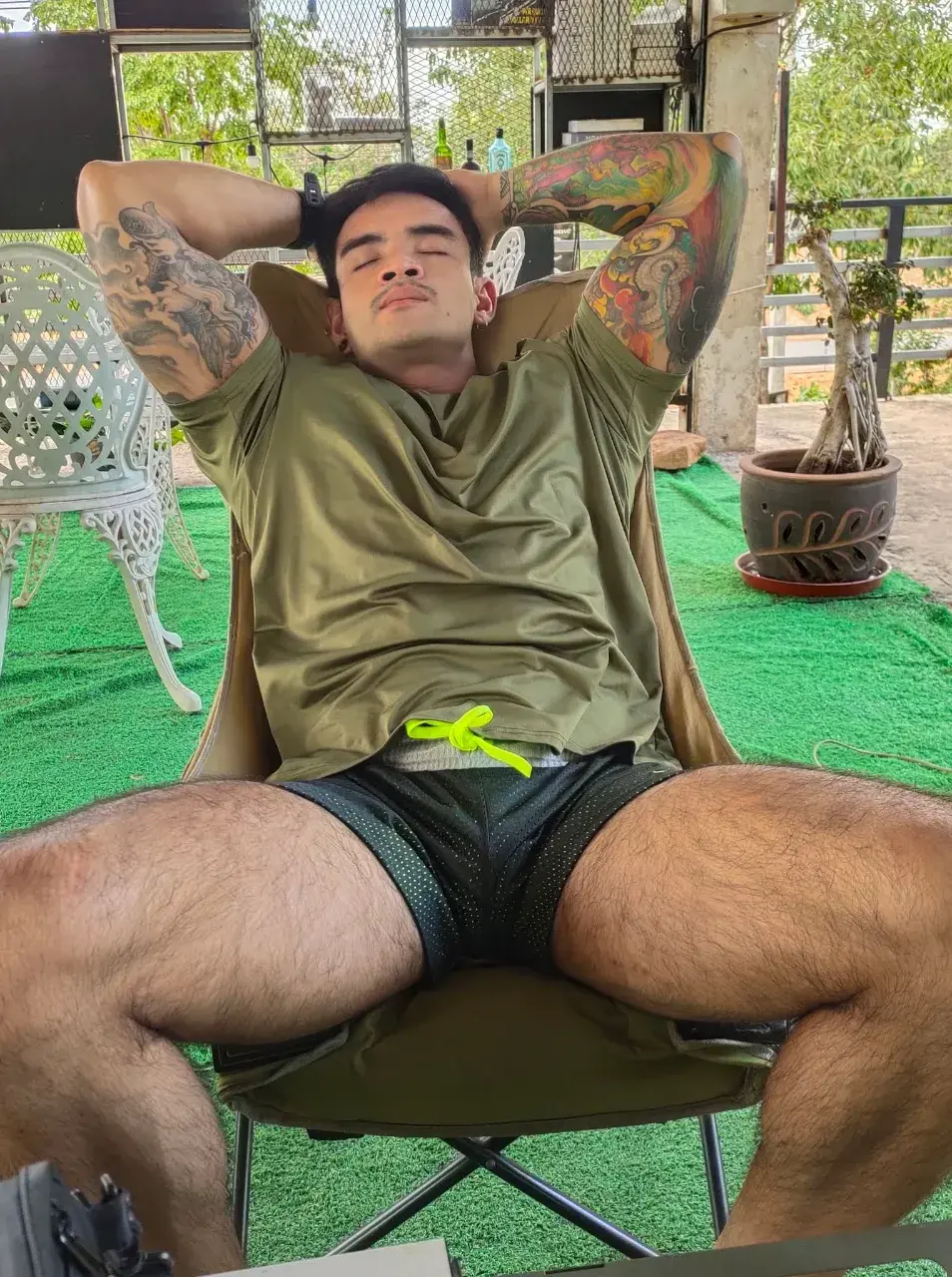 หนุ่มหล่อกับรอยสักอันสวยงาม