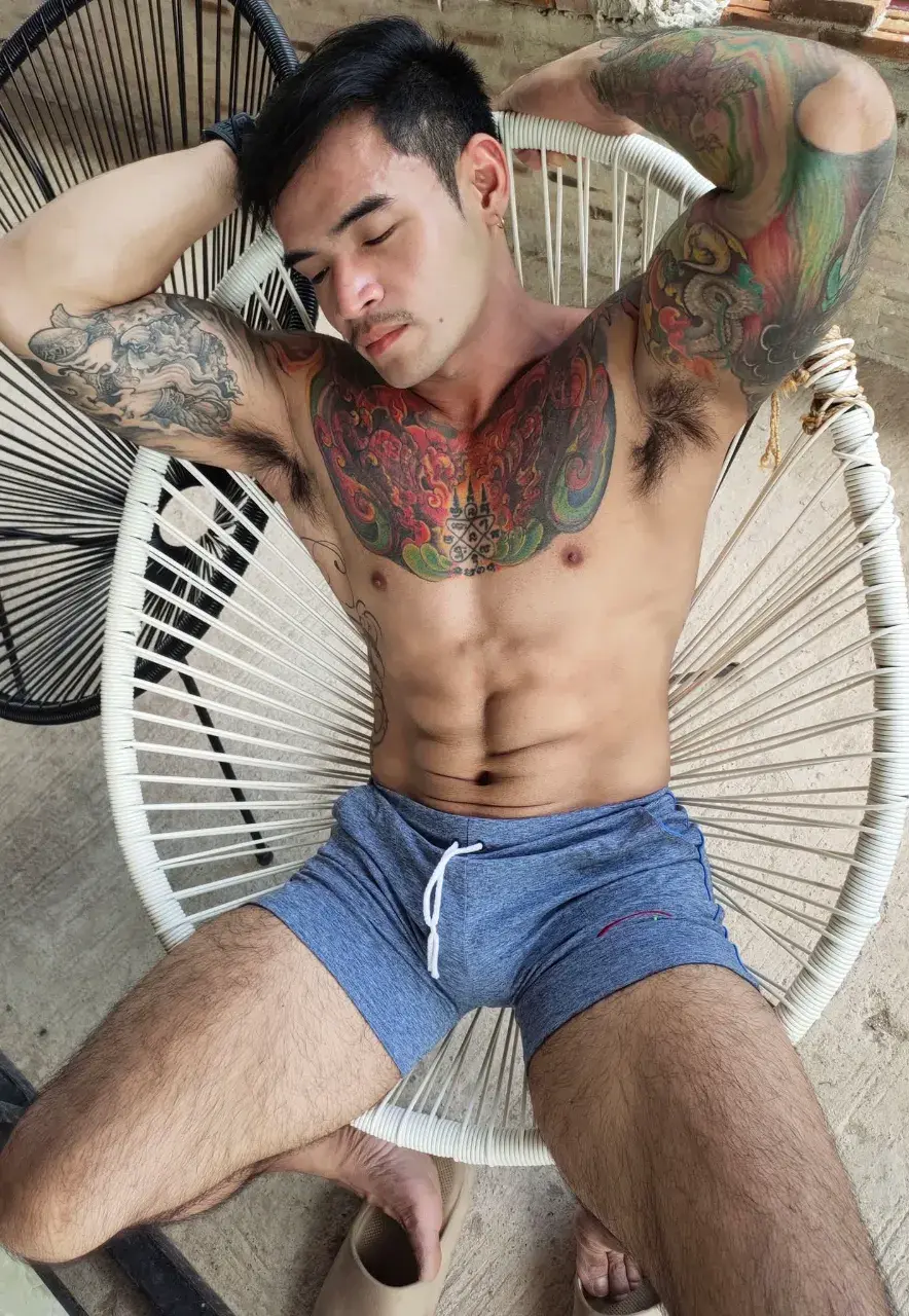 หนุ่มหล่อกับรอยสักอันสวยงาม