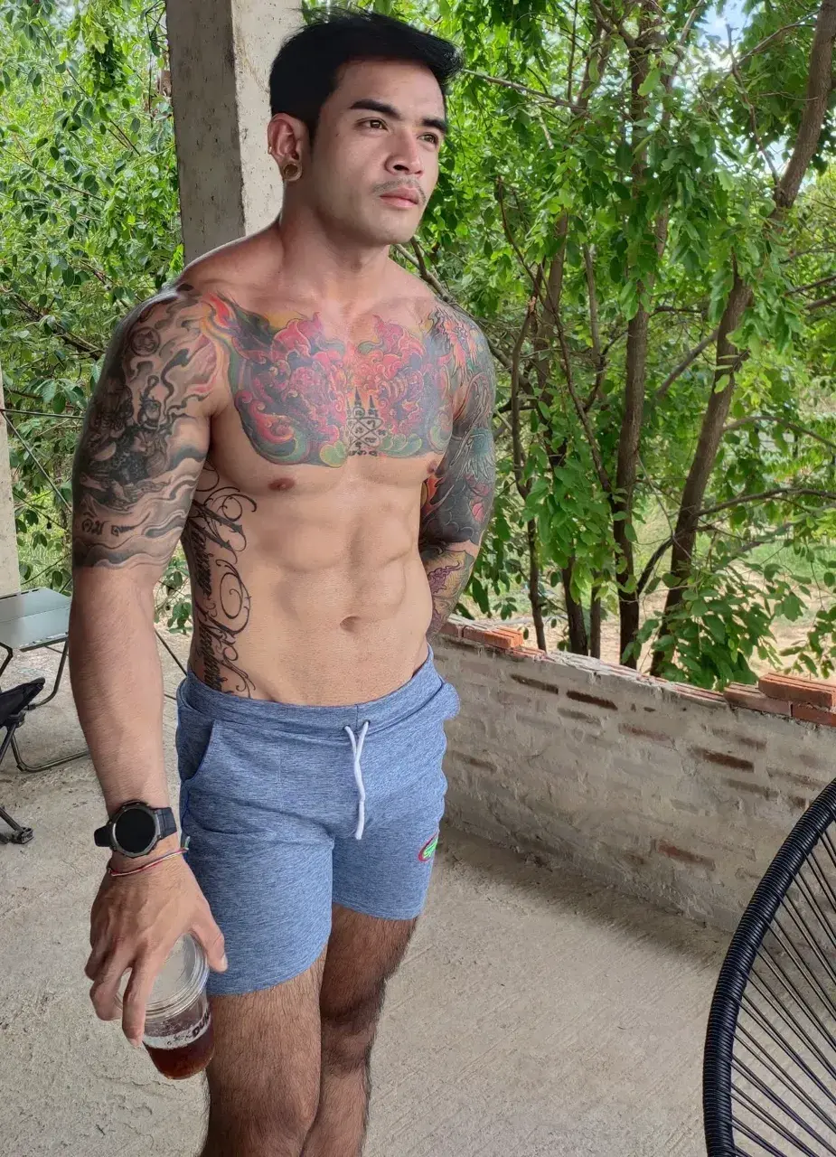 หนุ่มหล่อกับรอยสักอันสวยงาม
