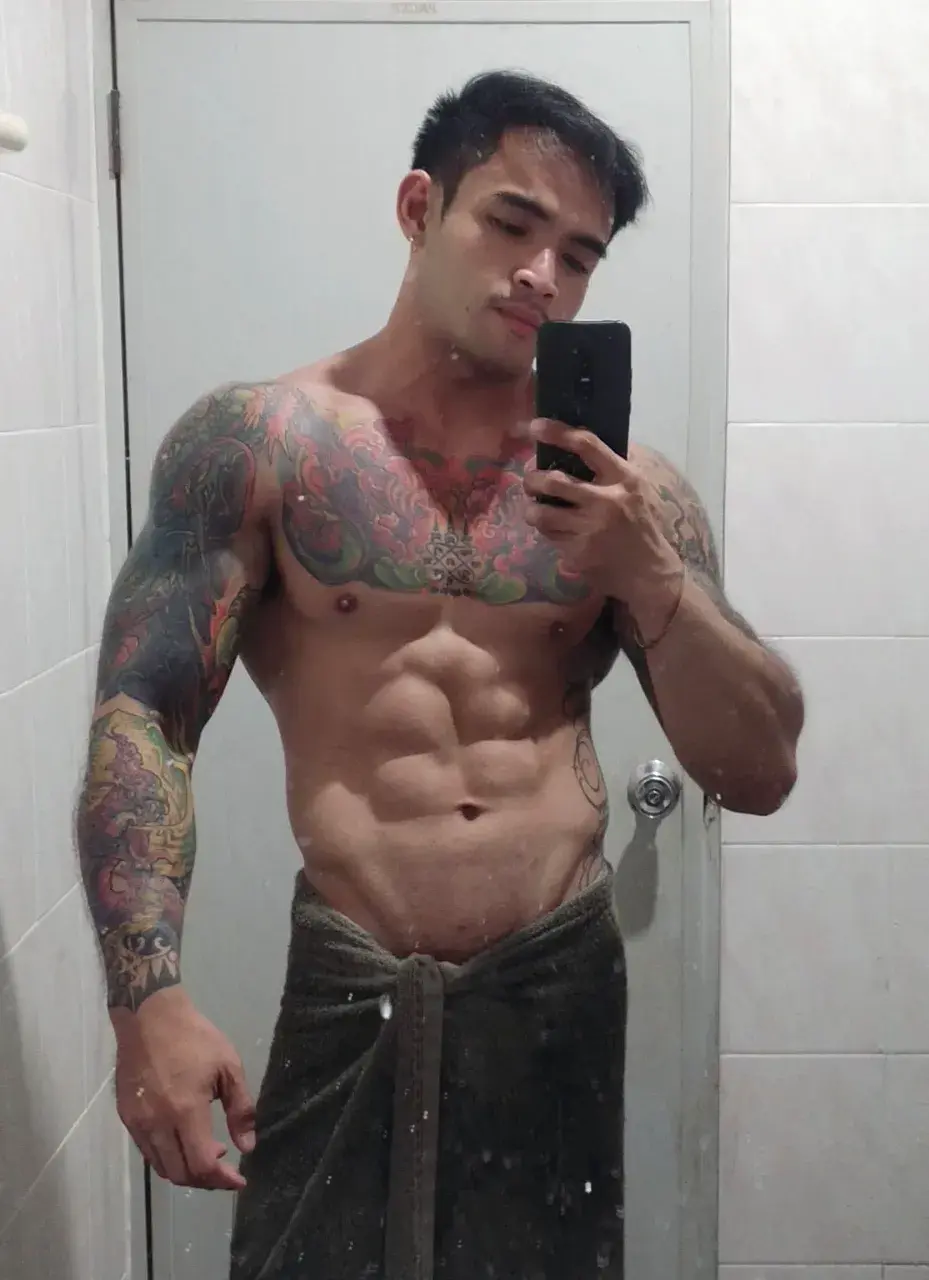 หนุ่มหล่อกับรอยสักอันสวยงาม