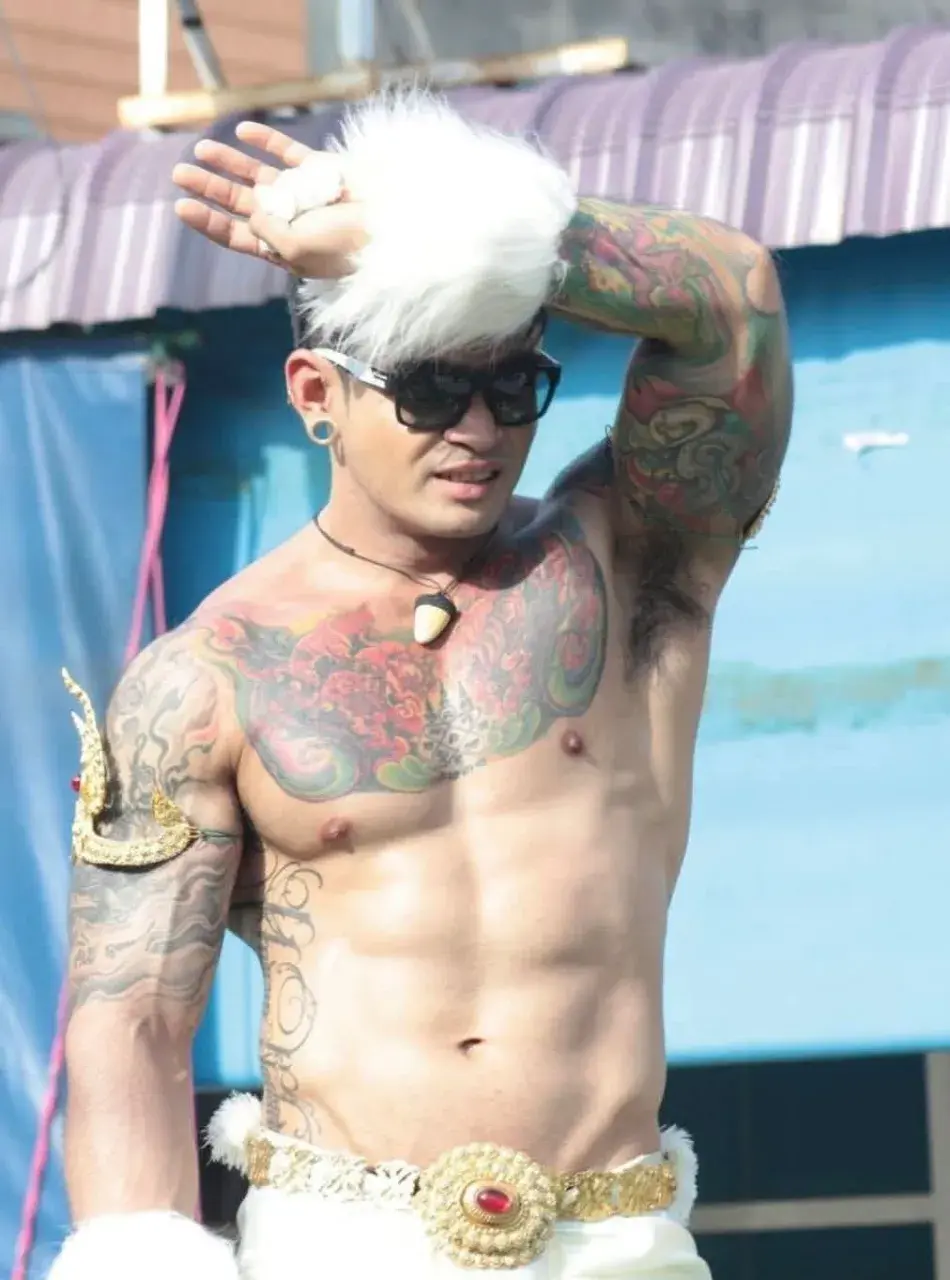 หนุ่มหล่อกับรอยสักอันสวยงาม
