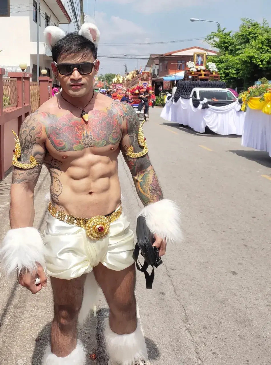 หนุ่มหล่อกับรอยสักอันสวยงาม