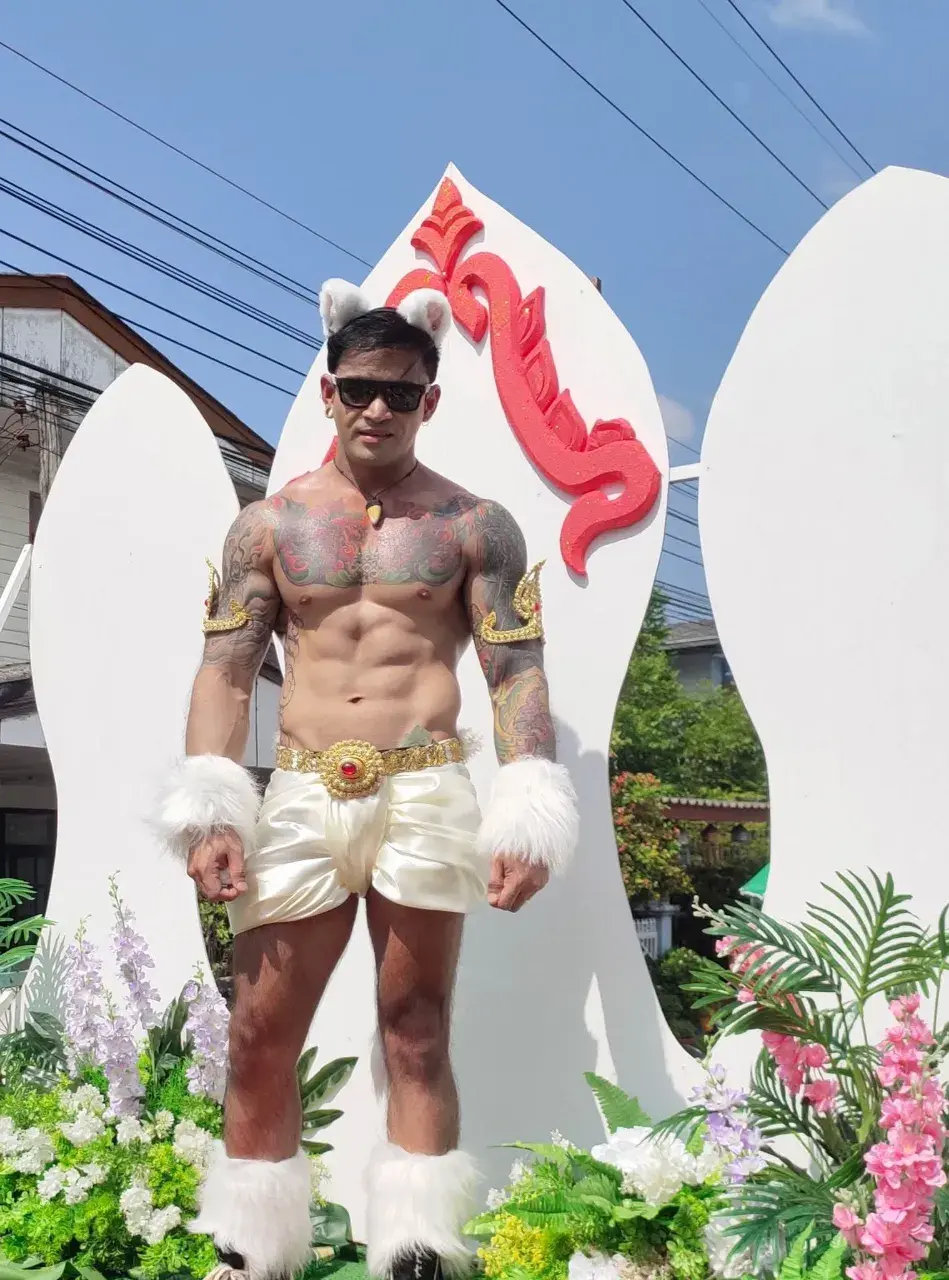 หนุ่มหล่อกับรอยสักอันสวยงาม