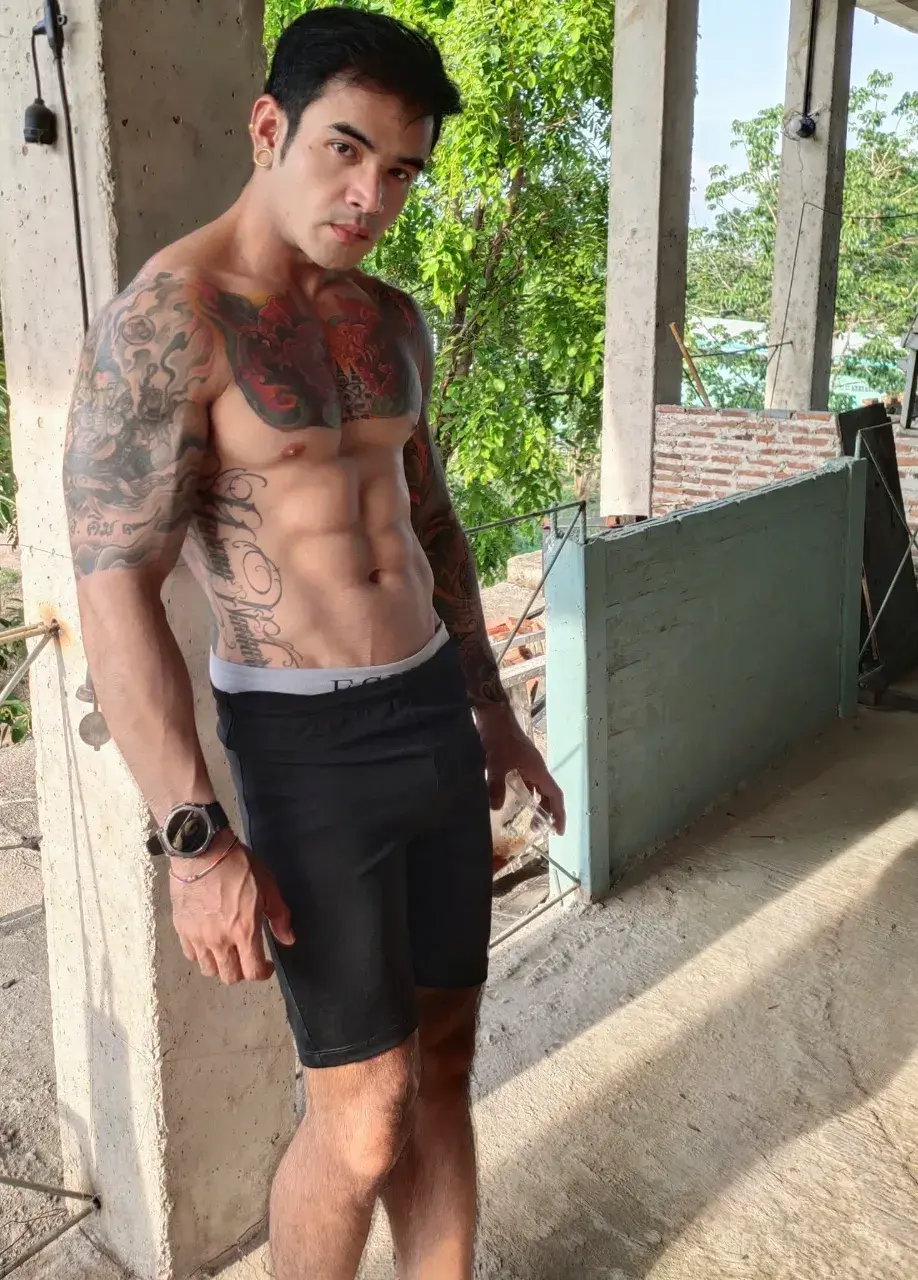 หนุ่มหล่อกับรอยสักอันสวยงาม