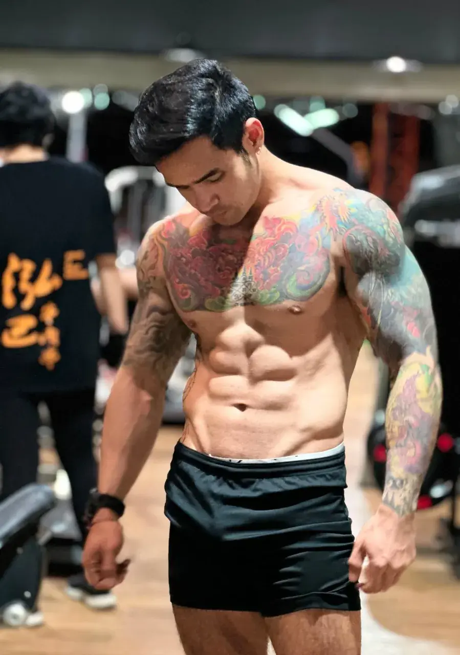 หนุ่มหล่อกับรอยสักอันสวยงาม