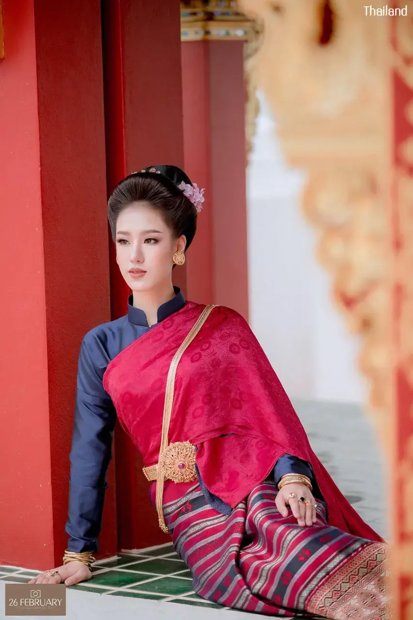 Lady in Lanna Traditional Dress 🇹🇭