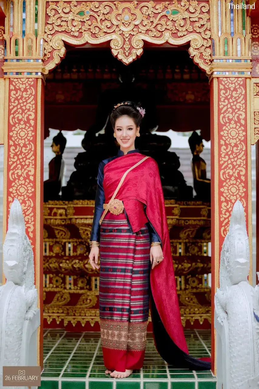 Lady in Lanna Traditional Dress 🇹🇭