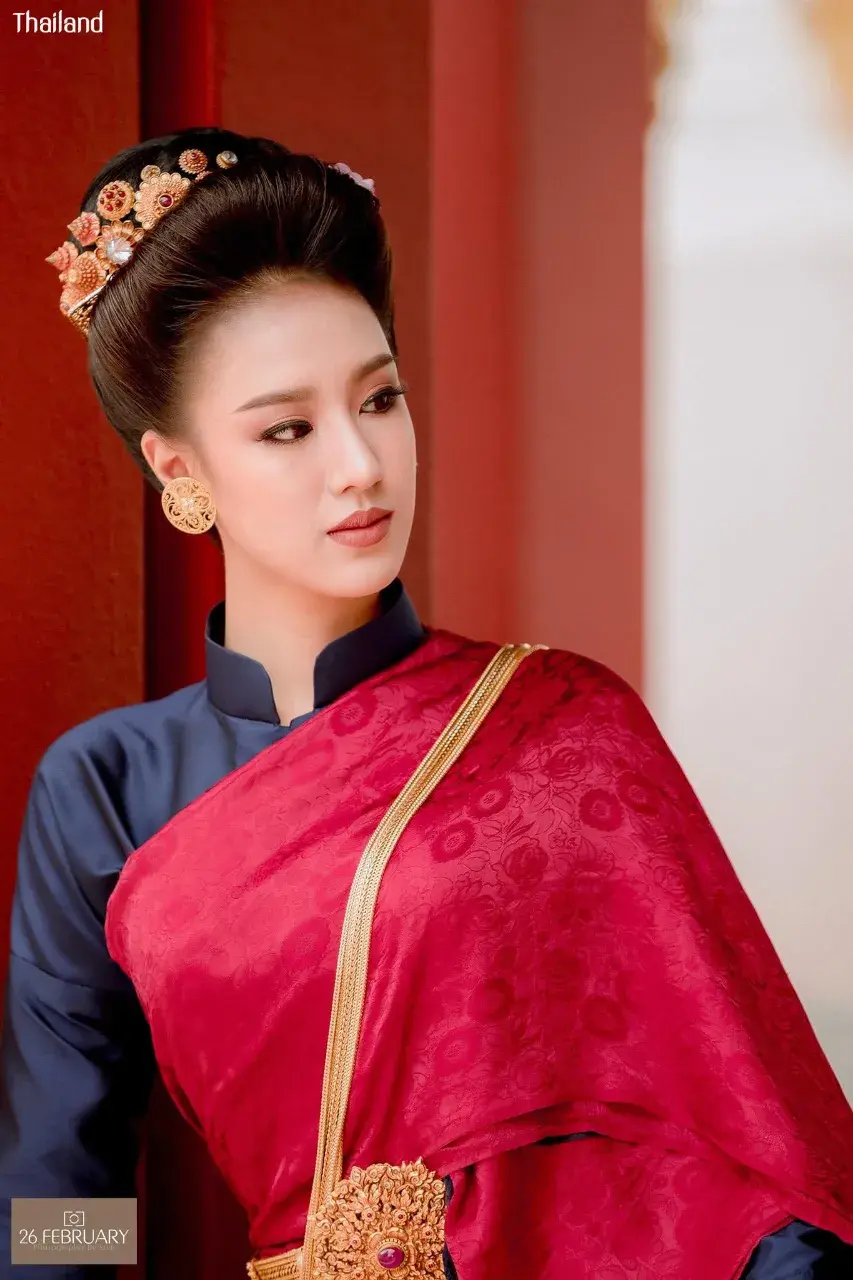 Lady in Lanna Traditional Dress 🇹🇭