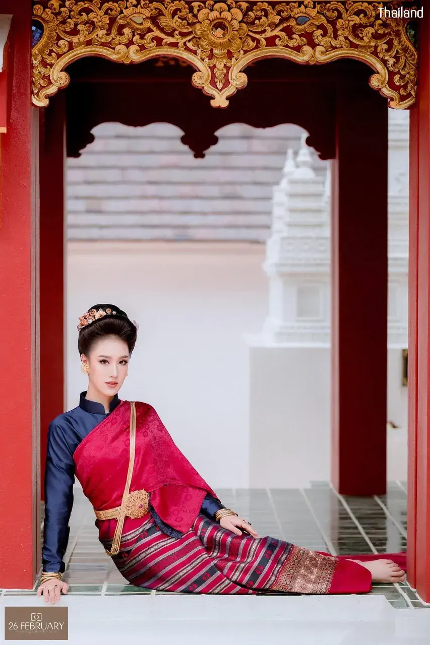 Lady in Lanna Traditional Dress 🇹🇭