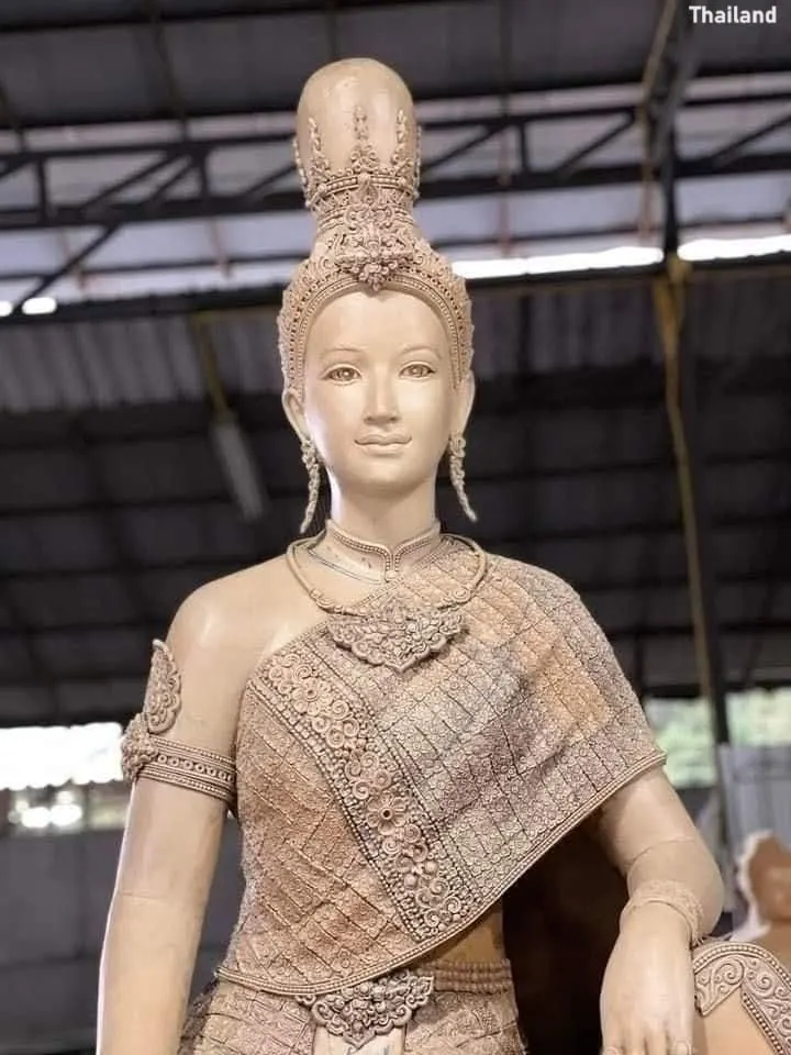 Sculpture of Queen Jamadevi at Wat Pu Loei 🇹🇭
