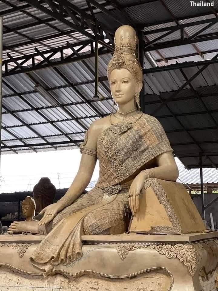 Sculpture of Queen Jamadevi at Wat Pu Loei 🇹🇭