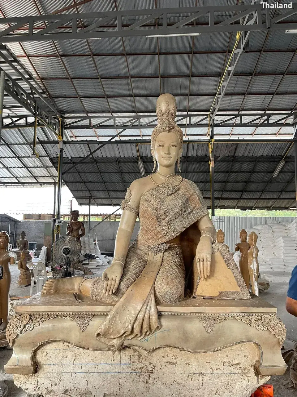 Sculpture of Queen Jamadevi at Wat Pu Loei 🇹🇭