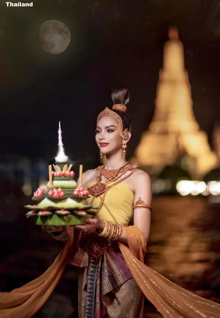 Anna Sueangam-iam Celebrates Loy Krathong 🇹🇭