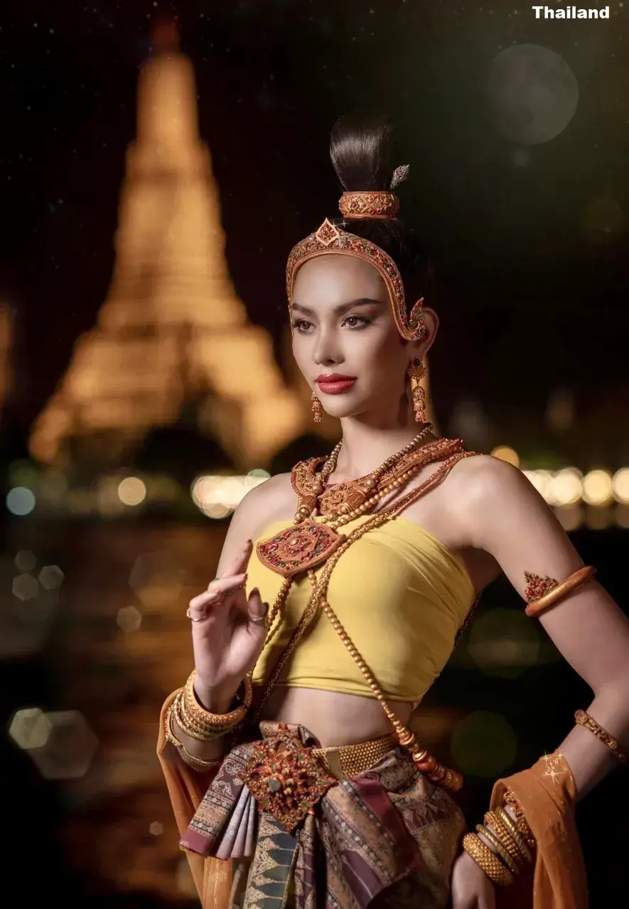 Anna Sueangam-iam Celebrates Loy Krathong 🇹🇭