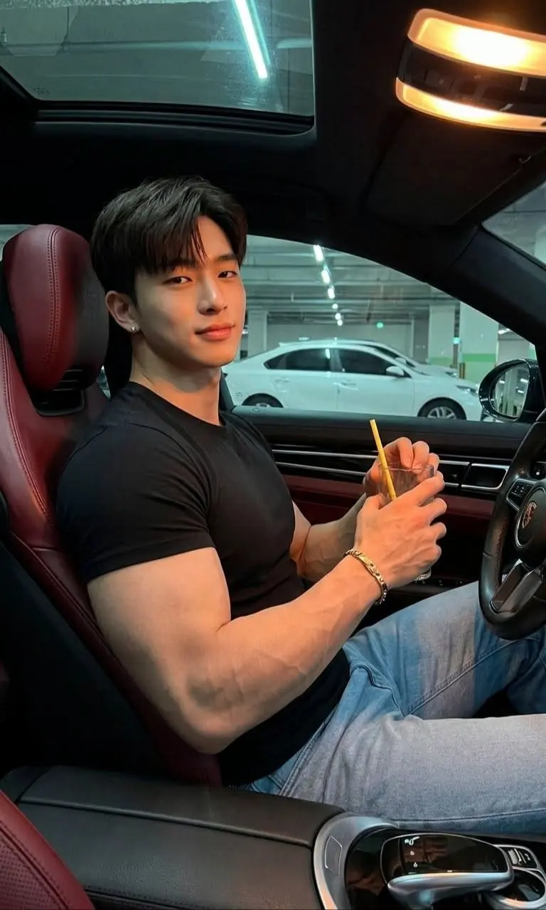 Model : Lucas Kim