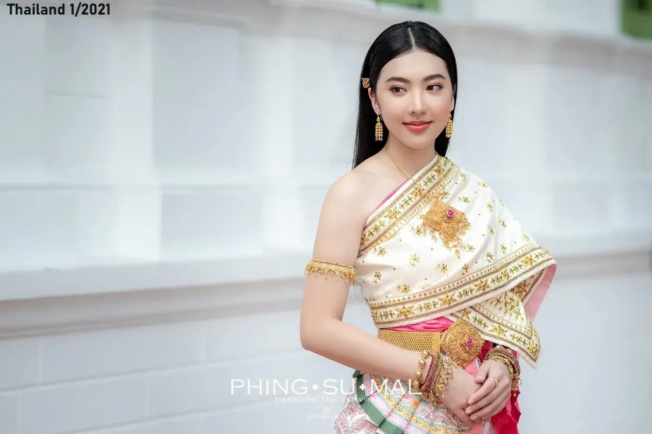 Pretty Model in Ancient Thai Dress 🇹🇭