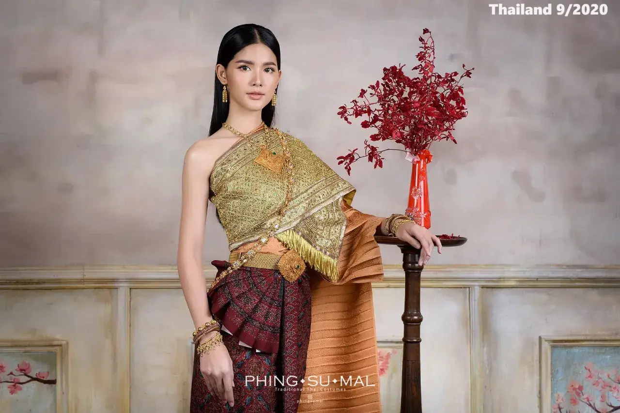Garn Nuttacha in Ancient-Style Thai Attire 🇹🇭