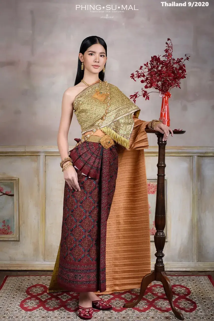 Garn Nuttacha in Ancient-Style Thai Attire 🇹🇭