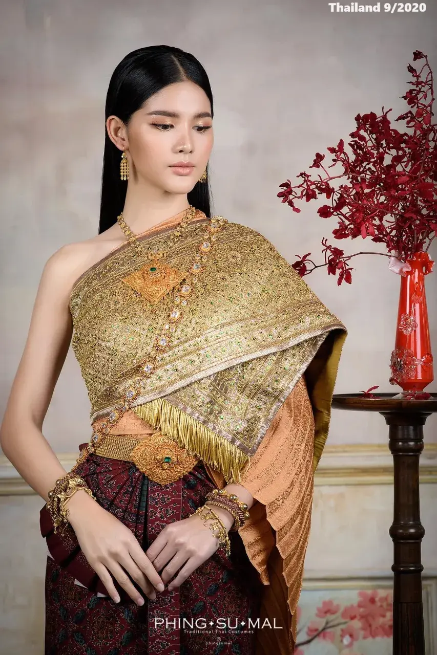 Garn Nuttacha in Ancient-Style Thai Attire 🇹🇭