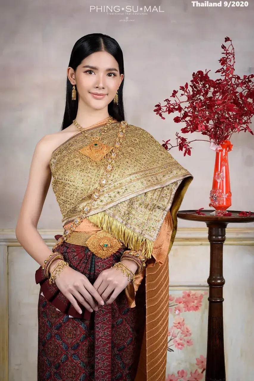 Garn Nuttacha in Ancient-Style Thai Attire 🇹🇭