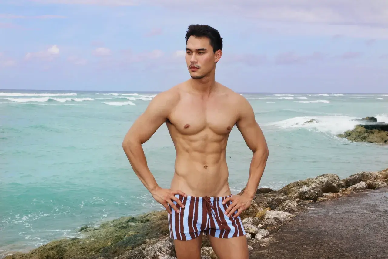 พระเอกหนุ่มหล่อหุ่นดี