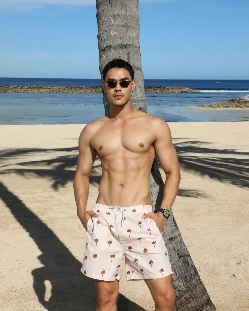 พระเอกหนุ่มหล่อหุ่นดี