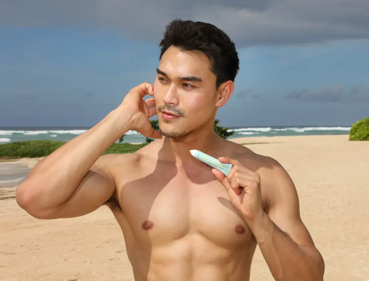 พระเอกหนุ่มหล่อหุ่นดี