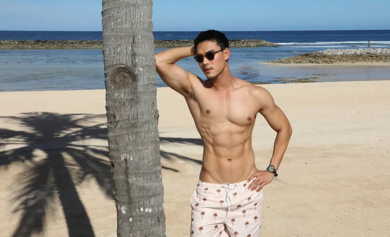 พระเอกหนุ่มหล่อหุ่นดี