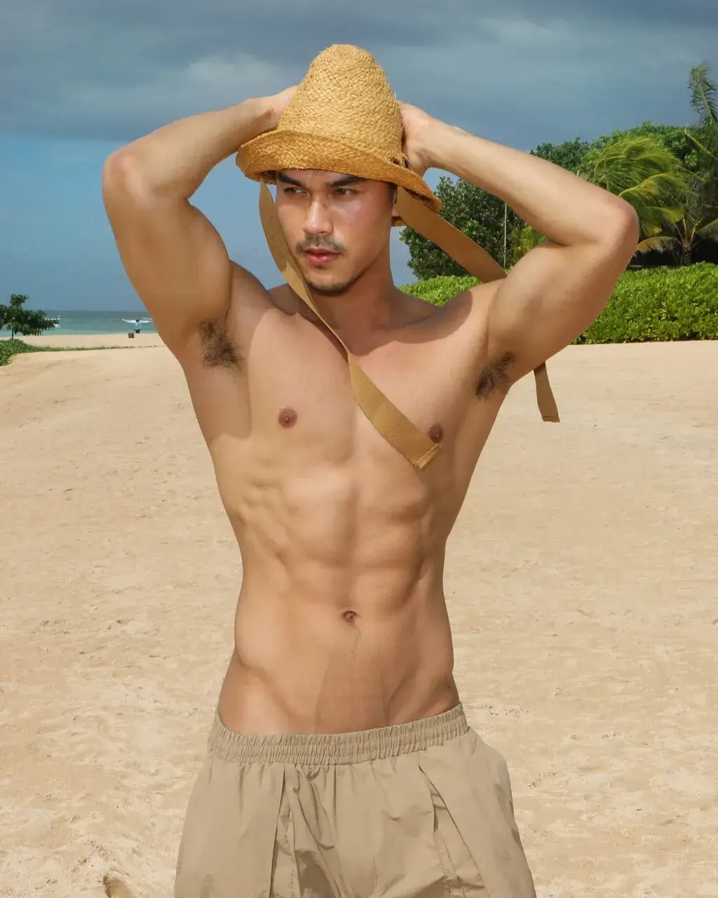 พระเอกหนุ่มหล่อหุ่นดี