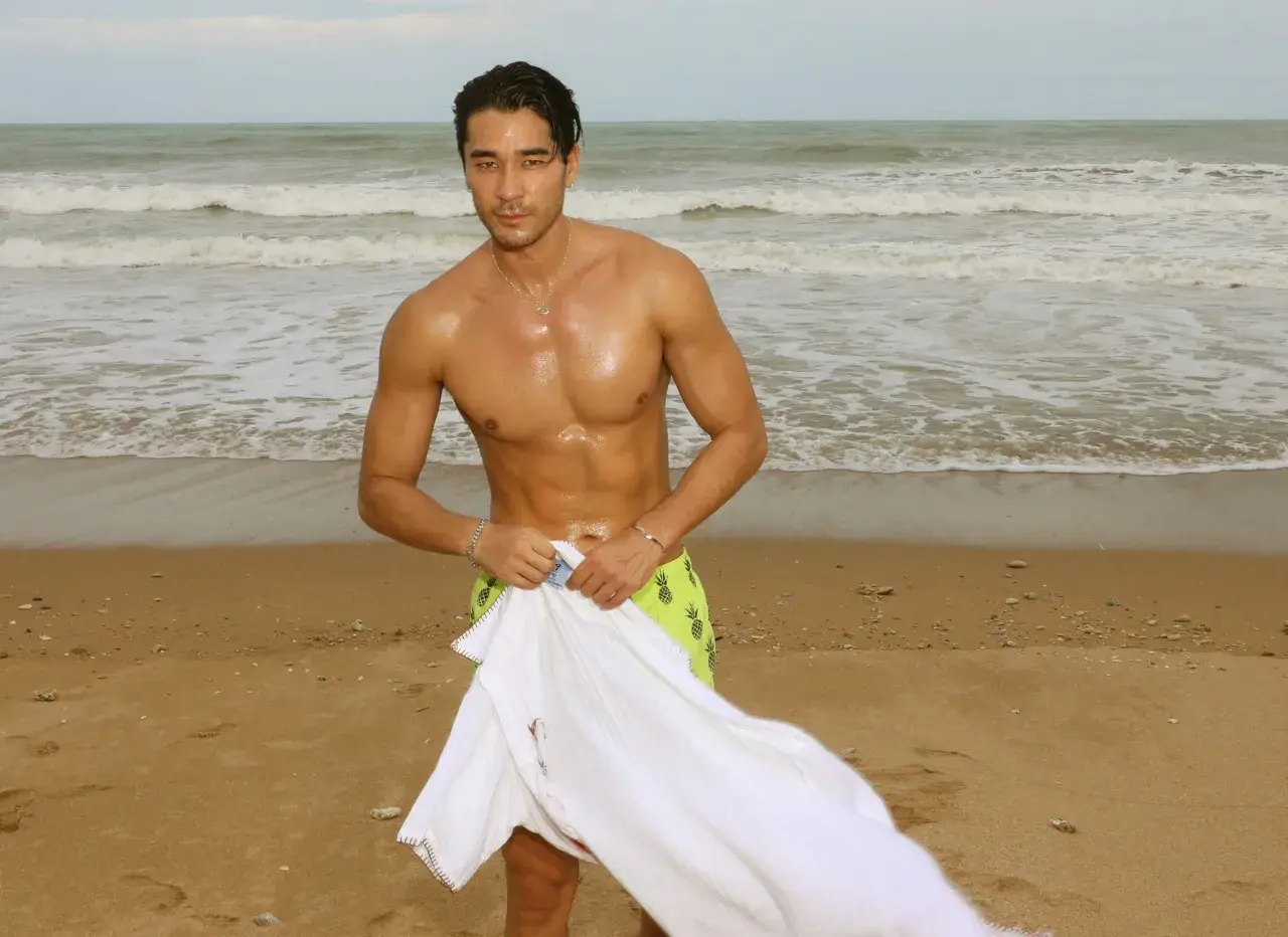 พระเอกหนุ่มหล่อหุ่นดี