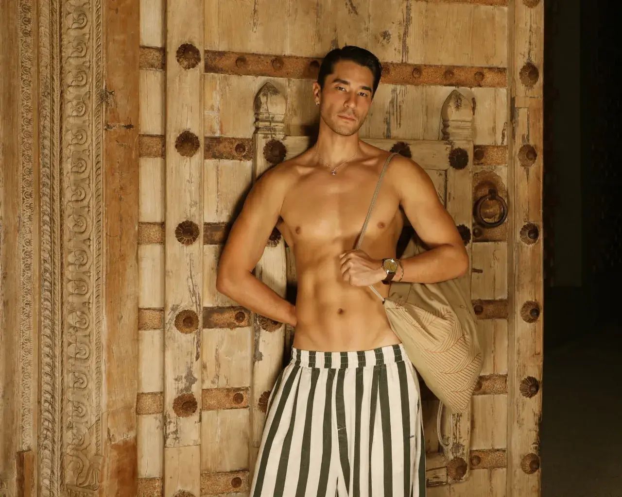 พระเอกหนุ่มหล่อหุ่นดี