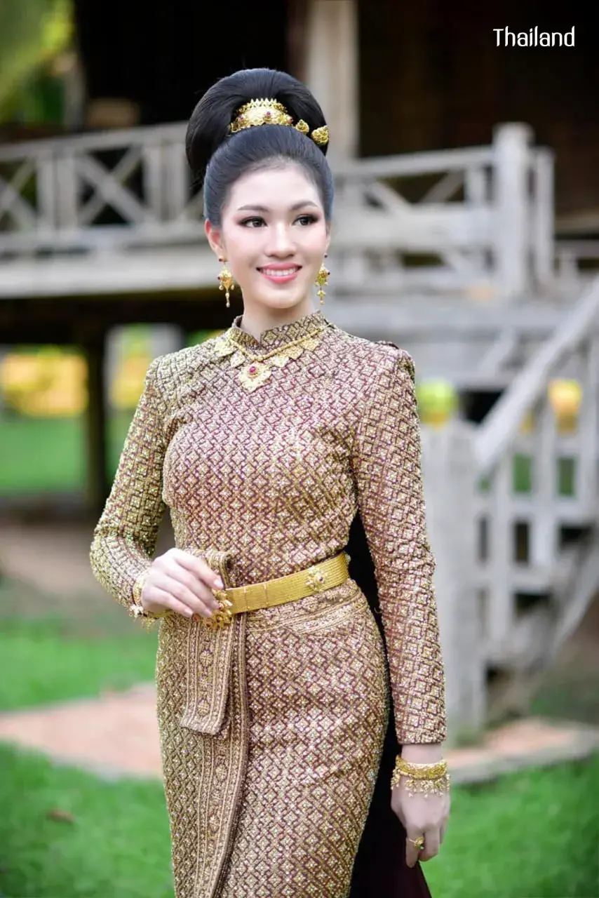 Model in Chud Thai Boromphiman Dress 🇹🇭