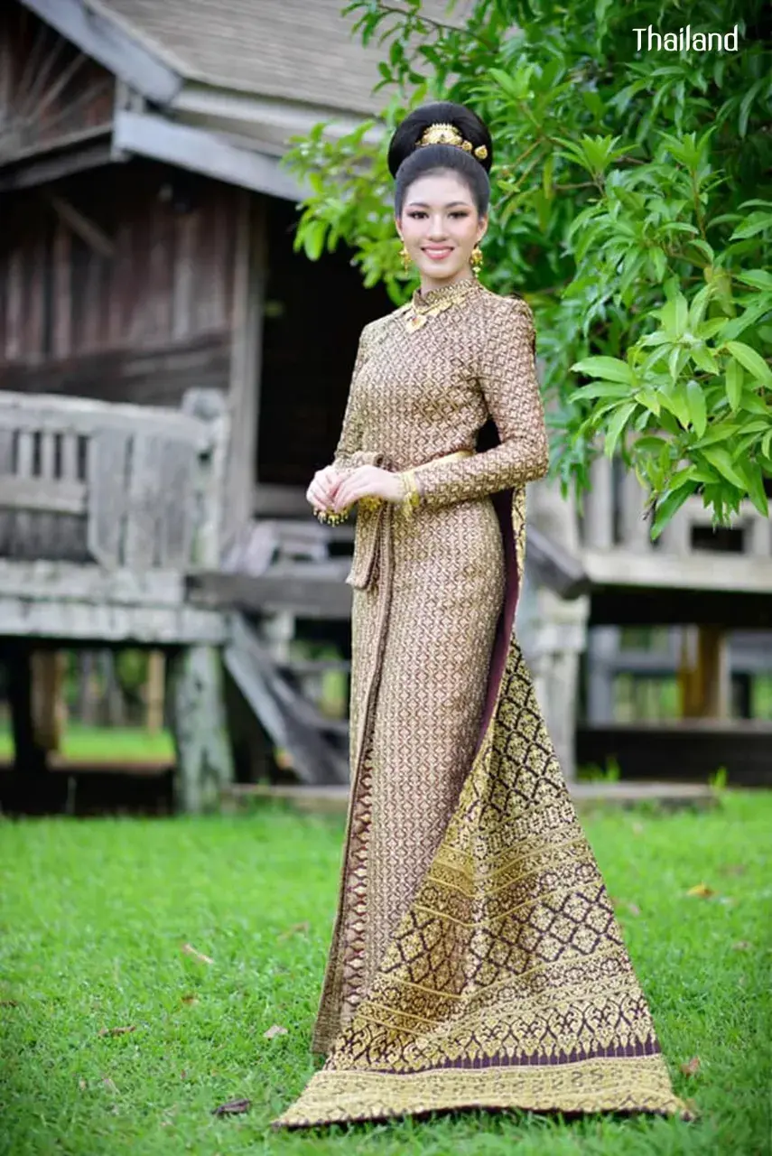 Model in Chud Thai Boromphiman Dress 🇹🇭