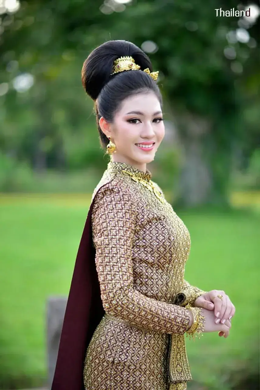 Model in Chud Thai Boromphiman Dress 🇹🇭