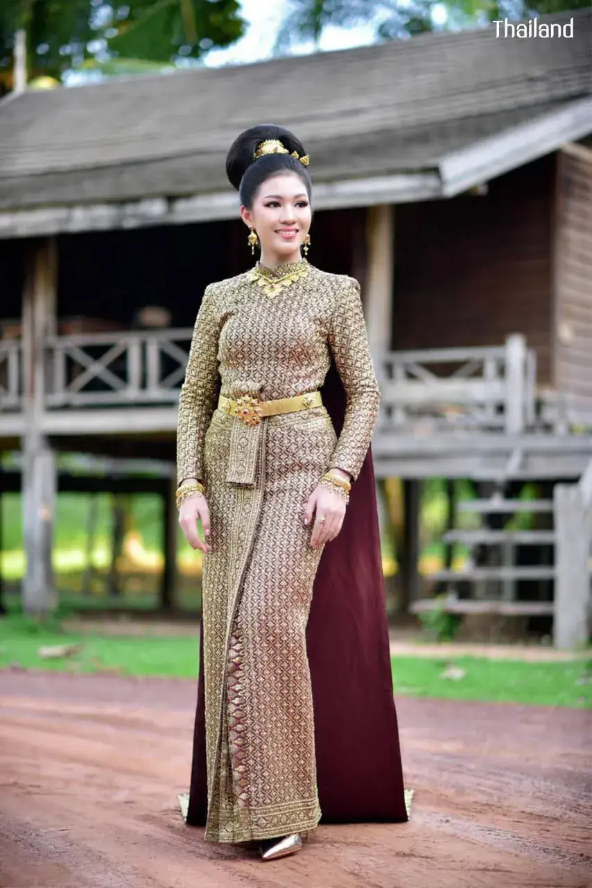 Model in Chud Thai Boromphiman Dress 🇹🇭