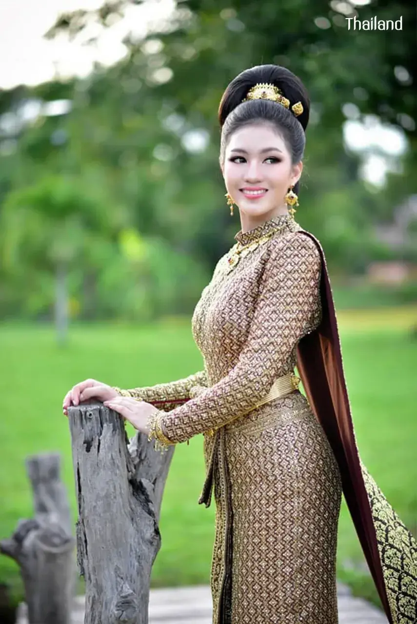 Model in Chud Thai Boromphiman Dress 🇹🇭