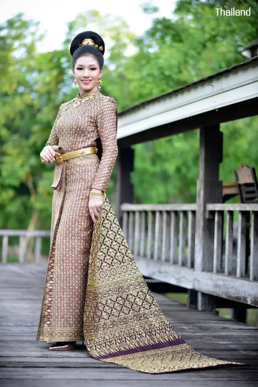 Model in Chud Thai Boromphiman Dress 🇹🇭