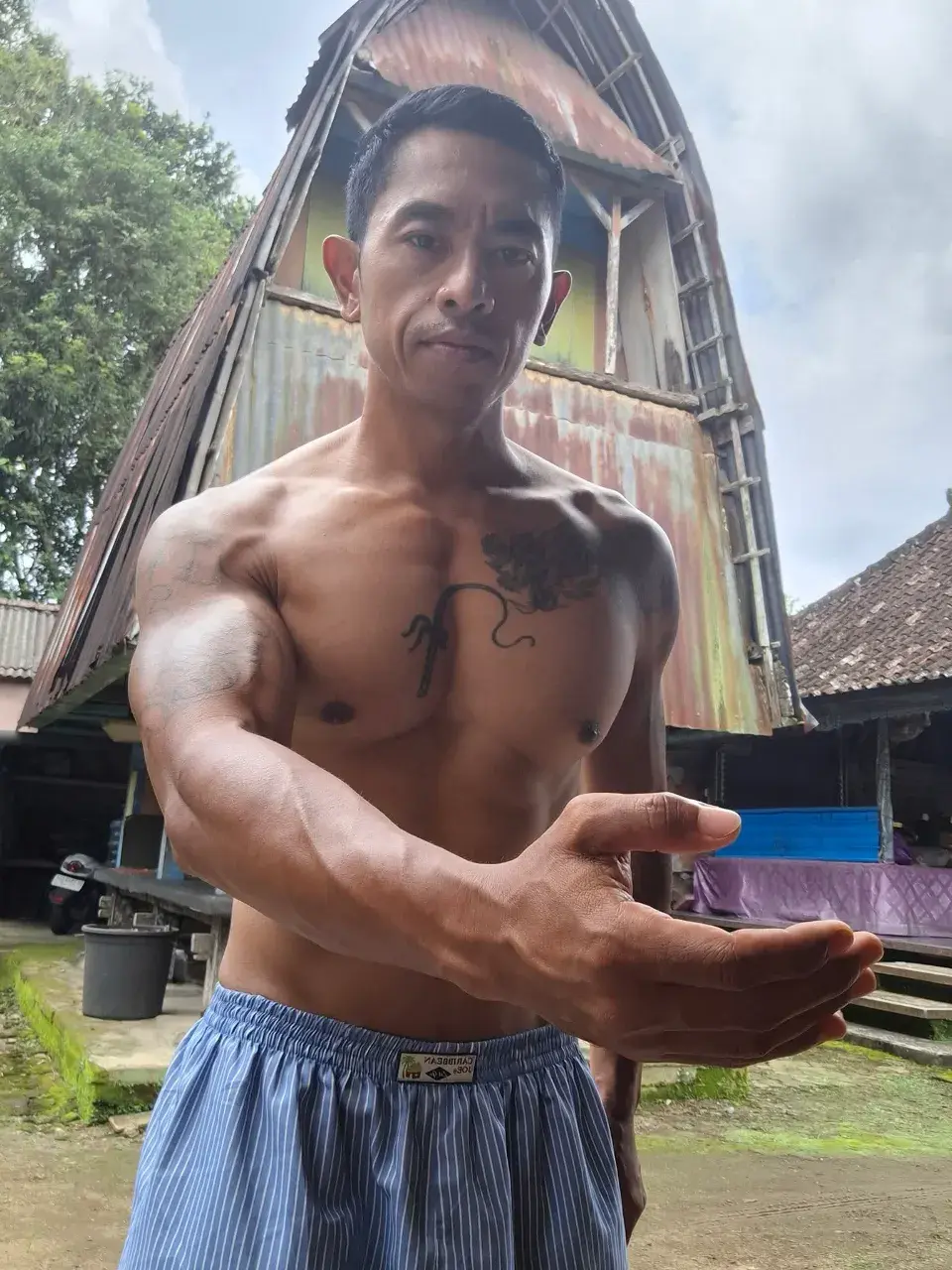 เสียวๆกับหุ่นหนุ่มต่างเเดน
